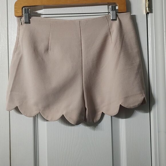 Monteau light tan color scallop hem shorts Sz M - Picture 4 of 5